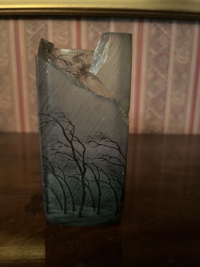 DAUM 
Petit vase carré multicouches à décor...