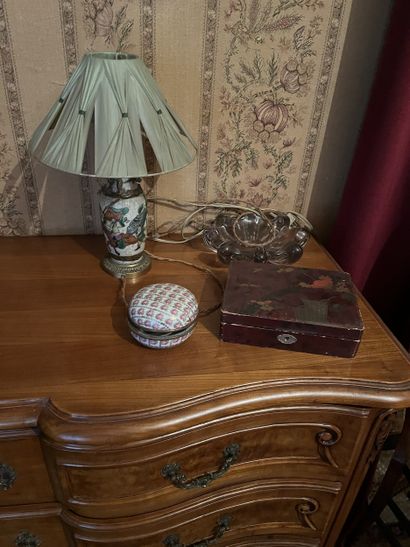 SUR LA COMMODE TROIS TIROIRS
Ensemble de...