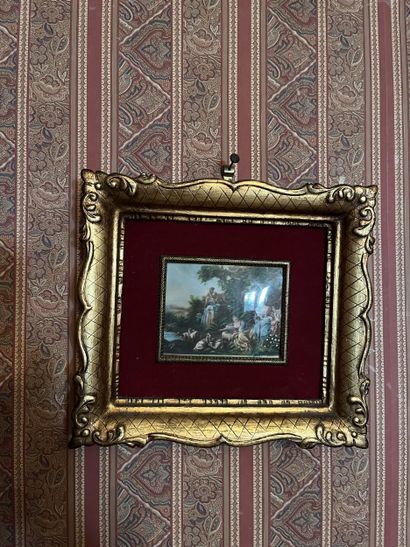 Un lit corbeille 
Deux appliques
Lot de reproductions...