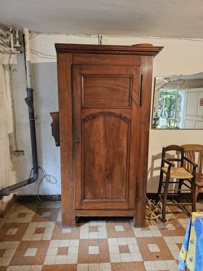 Oak Bonnetiere 
Missing cornice 
Dim: 195...