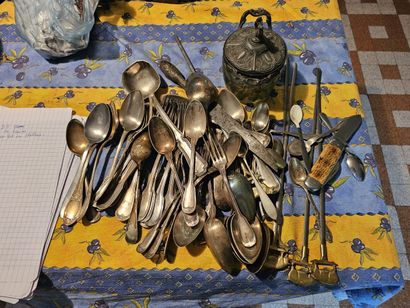 Ensemble de couverts en métal argenté 
On...