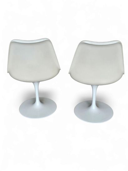 KNOLL D'après
Cinq chaises tulipe en fonte...