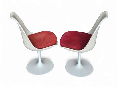 KNOLL D'après
Cinq chaises tulipe en fonte...