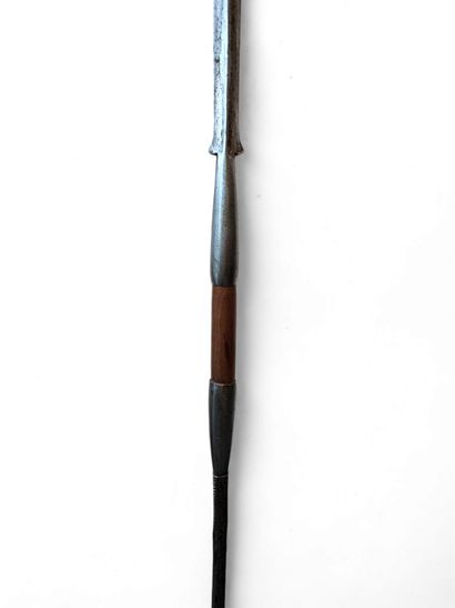 MASSAI
Lance en bois et fer
Dim : 185 cm