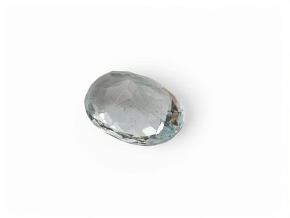 AIGUE MARINE greenish blue de forme ovale,...