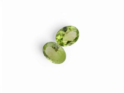 PERIDOT green Nbr 2 , ovale , Pakistan ,...