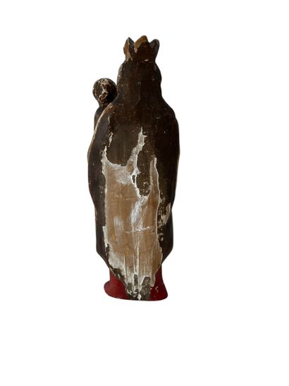VIRGIN with child, polychrome 
Size: 30 cm
Accident...