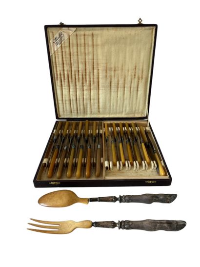 LOT including : 
Silver-plated metal and...