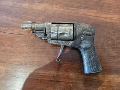 HAMMERLESS REVOLVER
Calibre 8 mm 
Average...
