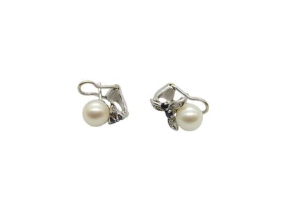 PAIRE de boucles d'oreille en or gris 750°...