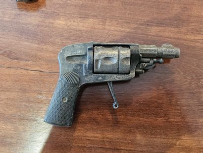 HAMMERLESS REVOLVER
Calibre 8 mm 
Average...