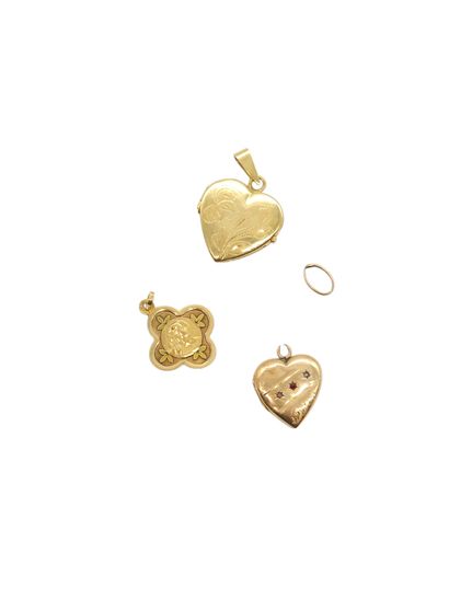 LOT de trois pendentifs comprenant : 
DEUX...