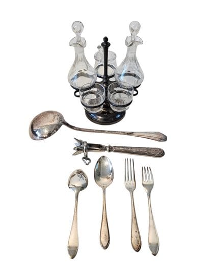 SILVER METAL SET including :
Twelve spoons
Six...