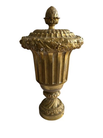 Bronze staircase ball in rocaille style ...