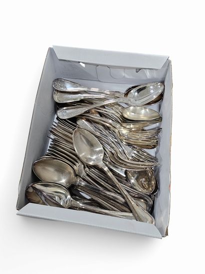 ENSEMBLE DE COUVERTS en métal argenté de...