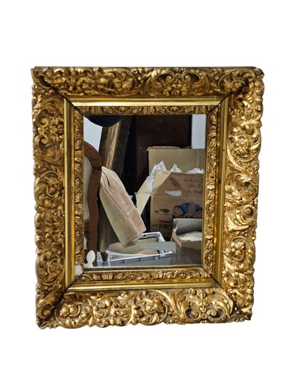 MIROIR, cadre en bois et stuc doré à décor...