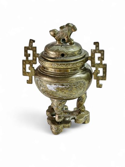 SMALL BRULE-PARFUM in bronze on tripod feet...