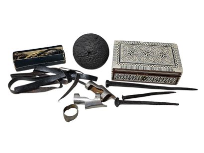 Ensemble de militaria comprenant 
Laniere...