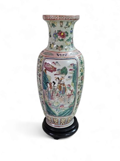 CHINA 20th century
Porcelain vase decorated...