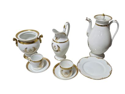 Partie de service à café en porcelaine blanche...