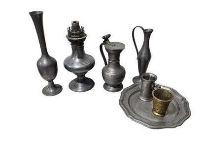Ensemble de bibelots en etain 
Vases, pichet,...