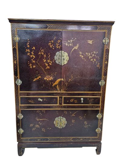 ASIAN WORK xxeme siecle 
Red lacquered wood...
