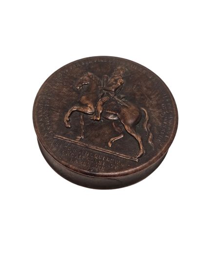 ROUND BOX IN WOOD carved with Henri IV on...