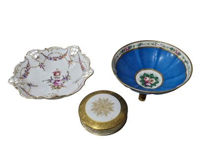 Ensemble de porcelaine comprenant
Un cendrier...
