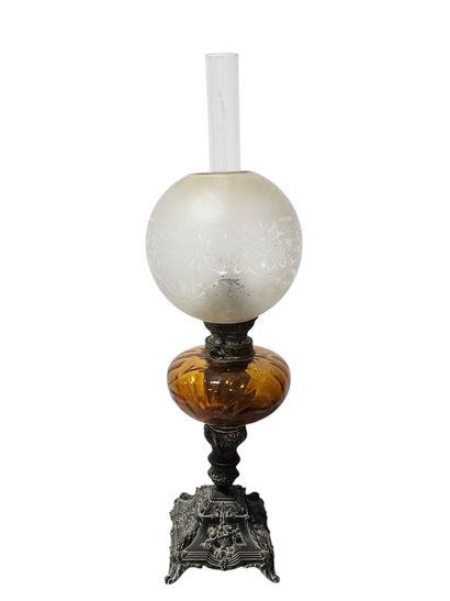 TRAVAIL XXème siecle 
Lampe à petrole sur...