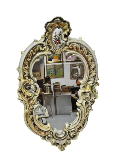 ENSEMBLE DE BIBELOTS comprenant :
Un miroir...