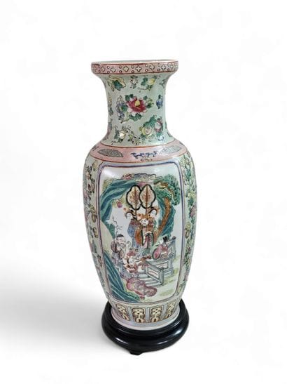 CHINA 20th century
Porcelain vase decorated...