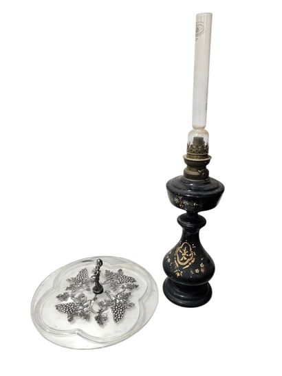 Oil lamp 
On y joint 
Brass and glass cheese...