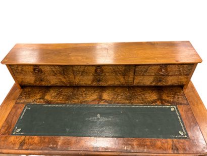 FRENCH WORK mid 19th century
Walnut and walnut...