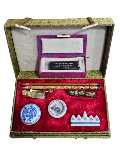 Asian work 
Travel souvenir set including
Vase,...