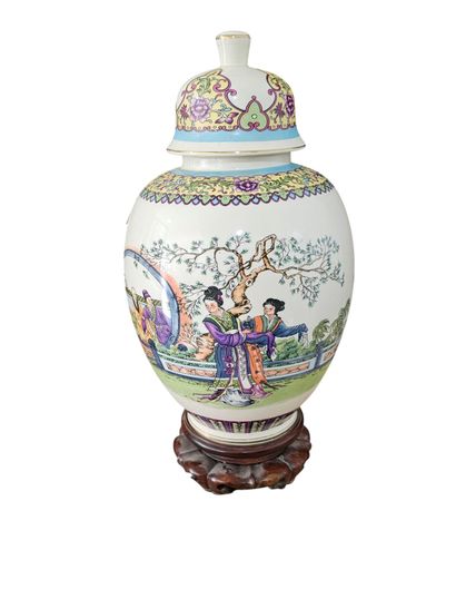 TRAVAIL CHINOIS XX ème siècle
Vase en porcelaine...