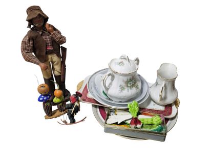 Limoges France
Porcelain set including 
Meblin...