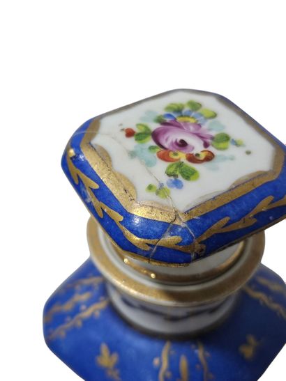 SEVRES
Paire de flacons en porcelaine émaillée...