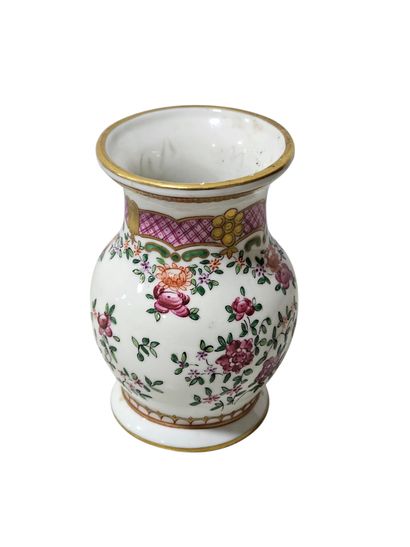 SAMSON XIXème siècle 
Petit vase en porcelaine...