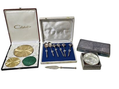 SILVER METAL SET including :
Six coffee spoons...