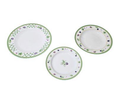 Ensemble d'assiettes en porcelaine blanche...