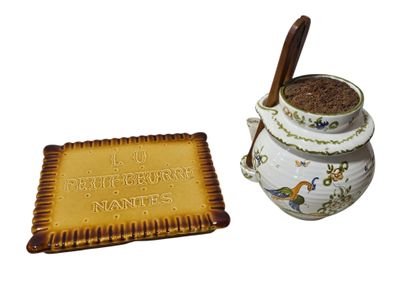BRUN 
Général biscuit 
Repose plat en faïencereprésentant...