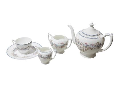 Partie de service de table en porcelaine...