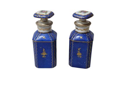 SEVRES
Paire de flacons en porcelaine émaillée...