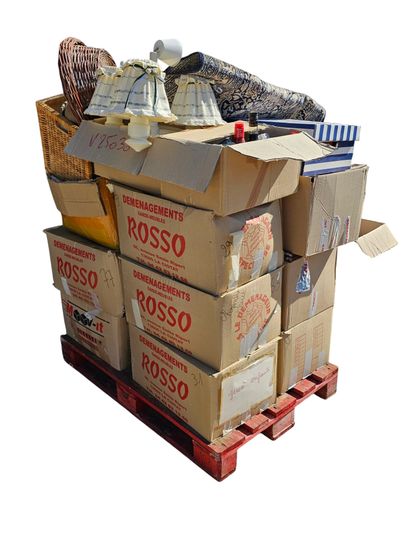 Pallet of house furnishings, curios, crockery,...