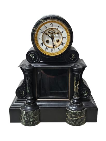 Pendule et ses deux cassolettes en marbre...
