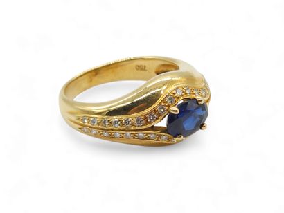 BAGUE en or jaune 750° ornée d'un saphir...