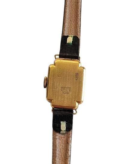MONTRE bracelet de dame, boitier carré en...