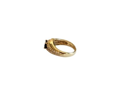 BAGUE en or jaune 750° ornée d'un saphir...