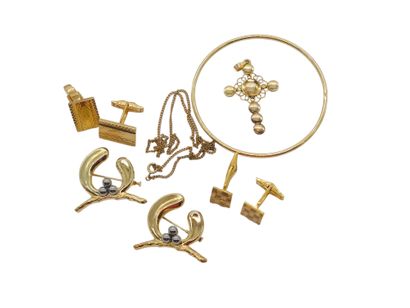 FANTAISIE JEWELRY SET including :
Gold-plated...