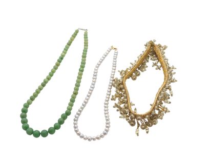 LOT OF FANTAISIE JEWELRY including :
Six...